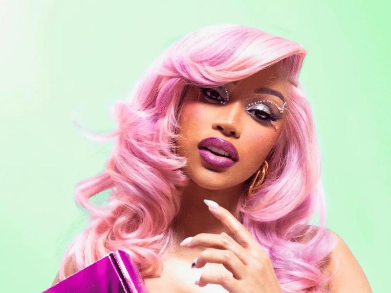 Cardi B durante un concerto davanti a un pubblico numeroso, rappresentando il suo obiettivo di esibirsi negli stadi come Bad Bunny.