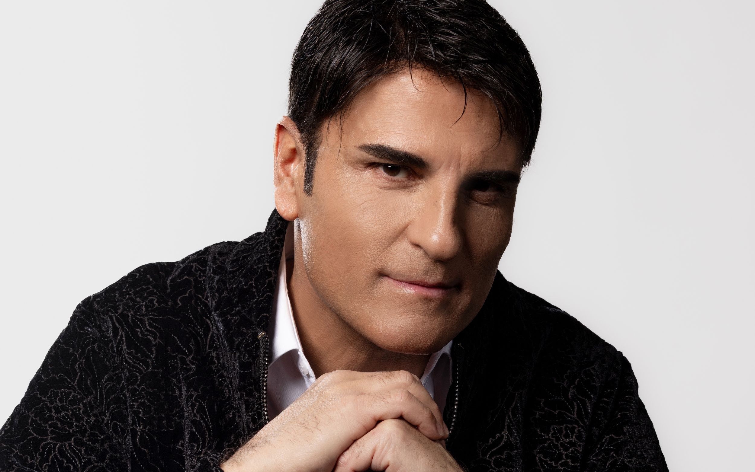 Sal Da Vinci canta dal vivo annunciando “Poesia”, la sua prima canzone in stile bachata.